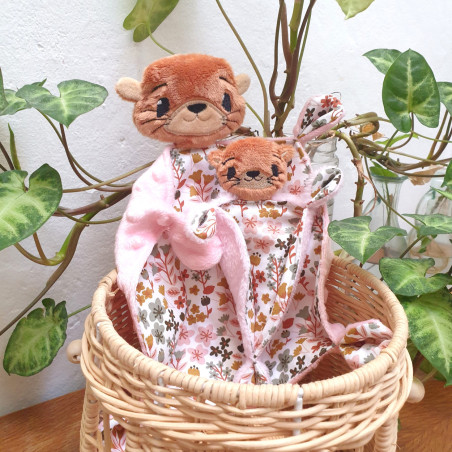 Duo de doudous loutres