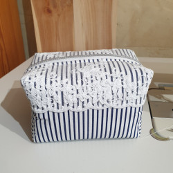Trousse de toilette rayures bleu marine et dentelle