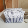 Trousse de toilette rayures bleu marine et dentelle