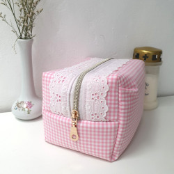 Trousse vichy rose et dentelle taille M