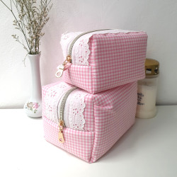 Trousse vichy rose et dentelle taille M