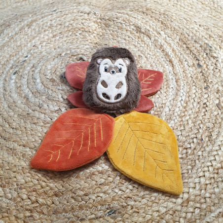 Doudou hérisson et feuilles