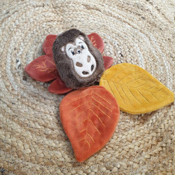 Doudou hérisson et feuilles