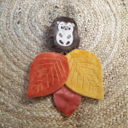Doudou hérisson et feuilles