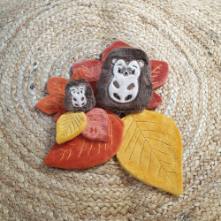 Duo hérissons et leurs feuilles