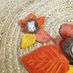 Duo hérissons et leurs feuilles