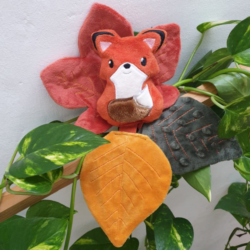 Doudou renard roux et feuilles
