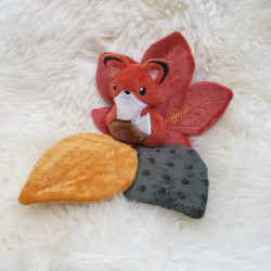 Doudou renard roux et feuilles