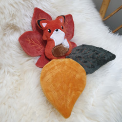 Doudou renard roux et feuilles
