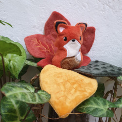 Doudou renard roux et feuilles