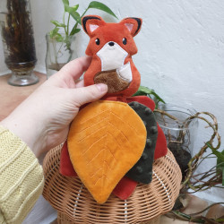 Doudou renard roux et feuilles