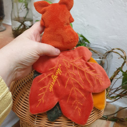 Doudou renard roux et feuilles