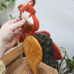 Doudou renard roux et feuilles