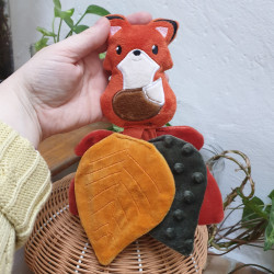 Doudou renard roux et feuilles