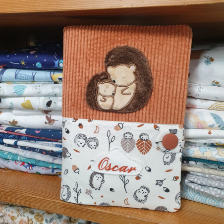 Protège carnet de santé câlin de hérisson