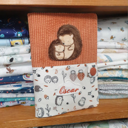 Protège carnet de santé câlin de hérisson