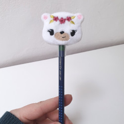 Peluche de crayon brodée