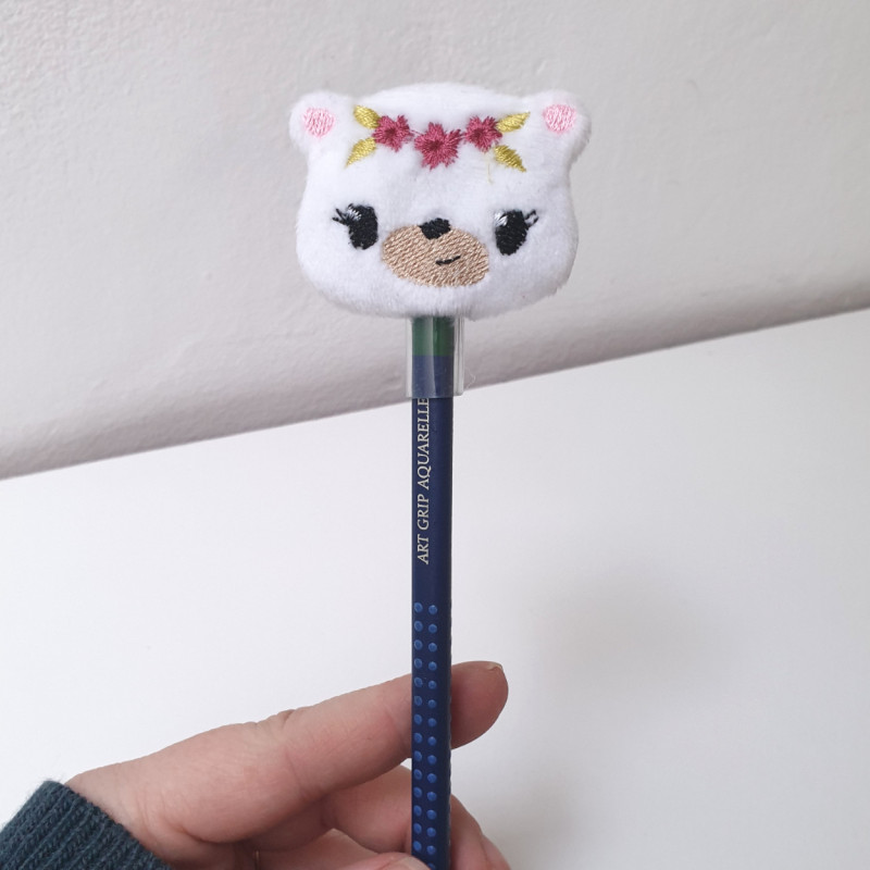 Peluche de crayon brodée