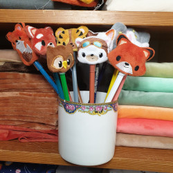 Peluche de crayon brodée
