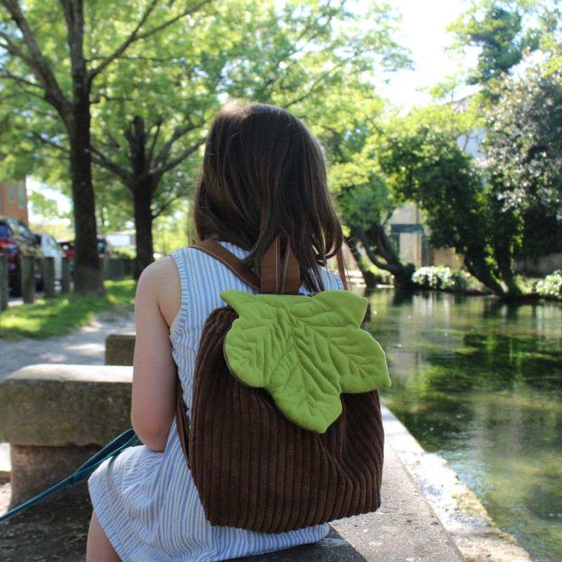 Sac à dos crèche et maternelle personnalisable brodé prénom rabat feuille érable fabriqué en Provence