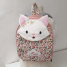 Sac à dos maternelle chat blanc aux fleurs roses brodées en Provence