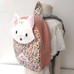 Sac à dos maternelle chat blanc aux fleurs roses brodées en Provence