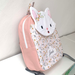 Sac à dos maternelle chat blanc aux fleurs roses brodées en Provence