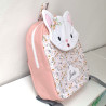 Sac à dos maternelle chat blanc aux fleurs roses brodées en Provence
