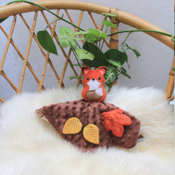 Doudou plat renard roux brodé de feuilles d'arbre fabriqué en Provence