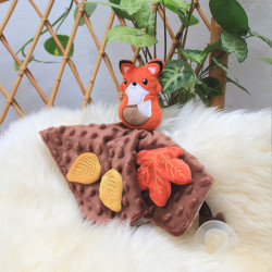 Doudou plat renard roux brodé de feuilles d'arbre fabriqué en Provence