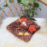 Doudou plat renard roux brodé de feuilles d'arbre fabriqué en Provence