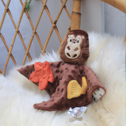 Doudou plat hérisson brodé de feuilles d'arbre fabriqué en Provence