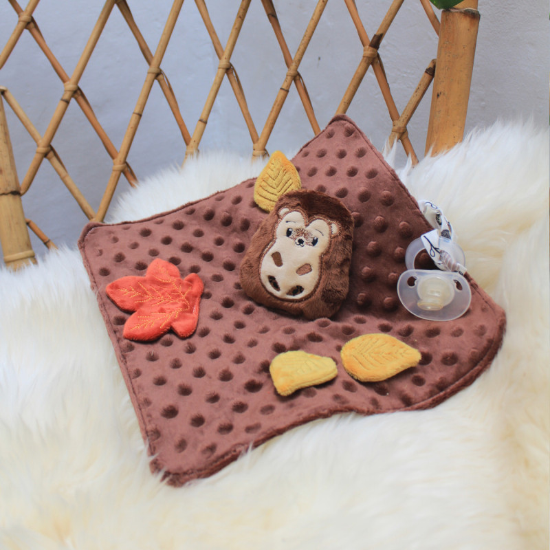 Doudou plat hérisson brodé de feuilles d'arbre fabriqué en Provence