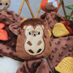 Doudou plat hérisson brodé de feuilles d'arbre fabriqué en Provence