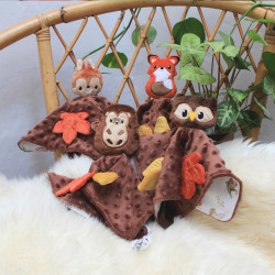 Doudou plat hibou brodé de feuilles fabriqué en Provence