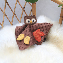 Doudou plat hibou brodé de feuilles fabriqué en Provence