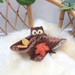 Doudou plat hibou brodé de feuilles fabriqué en Provence