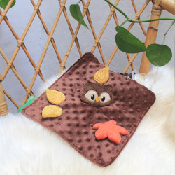 Doudou plat hibou brodé de feuilles fabriqué en Provence
