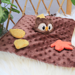 Doudou plat hibou brodé de feuilles fabriqué en Provence
