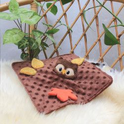 Doudou plat hibou brodé de feuilles fabriqué en Provence