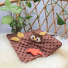 Doudou plat hibou brodé de feuilles fabriqué en Provence