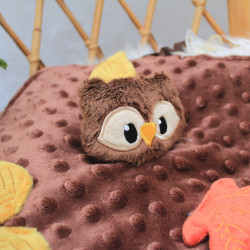 Doudou plat hibou brodé de feuilles fabriqué en Provence