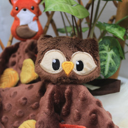 Doudou plat hibou brodé de feuilles fabriqué en Provence