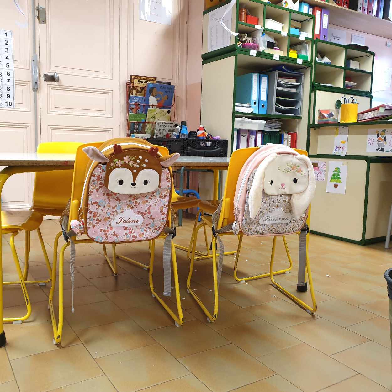 Sacs biche et lapinette à l'école