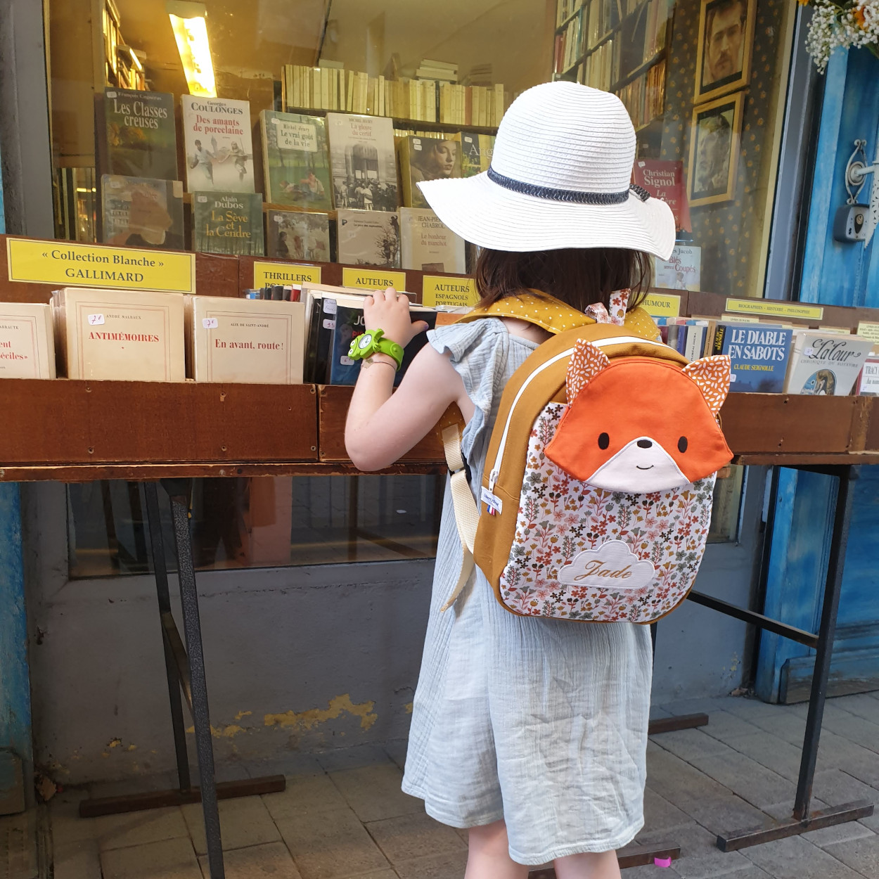Jeune fille aux livres, et sac renard (ancienne bouille) mais jolie photo !