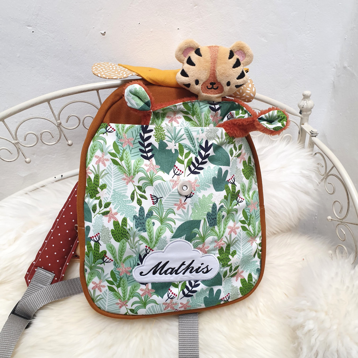 Dans le sac de Mathis, il y a un doudou !