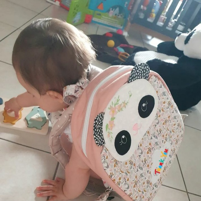 Petit bout de chou avec son sac pandaloulette