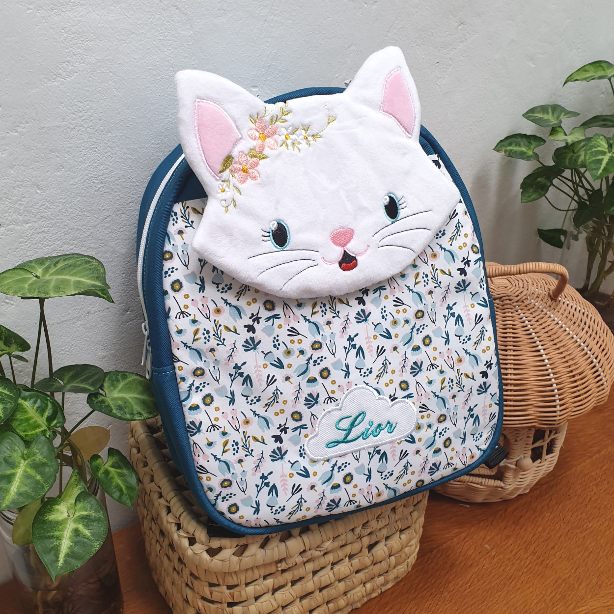 Un chat blanc et du bleu.