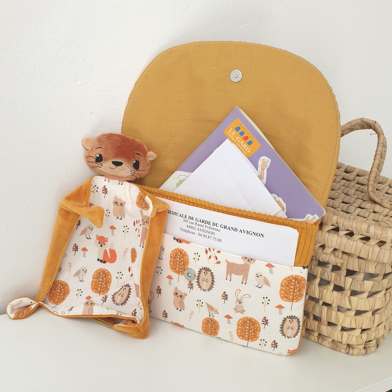 Loutre et pochette moutarde