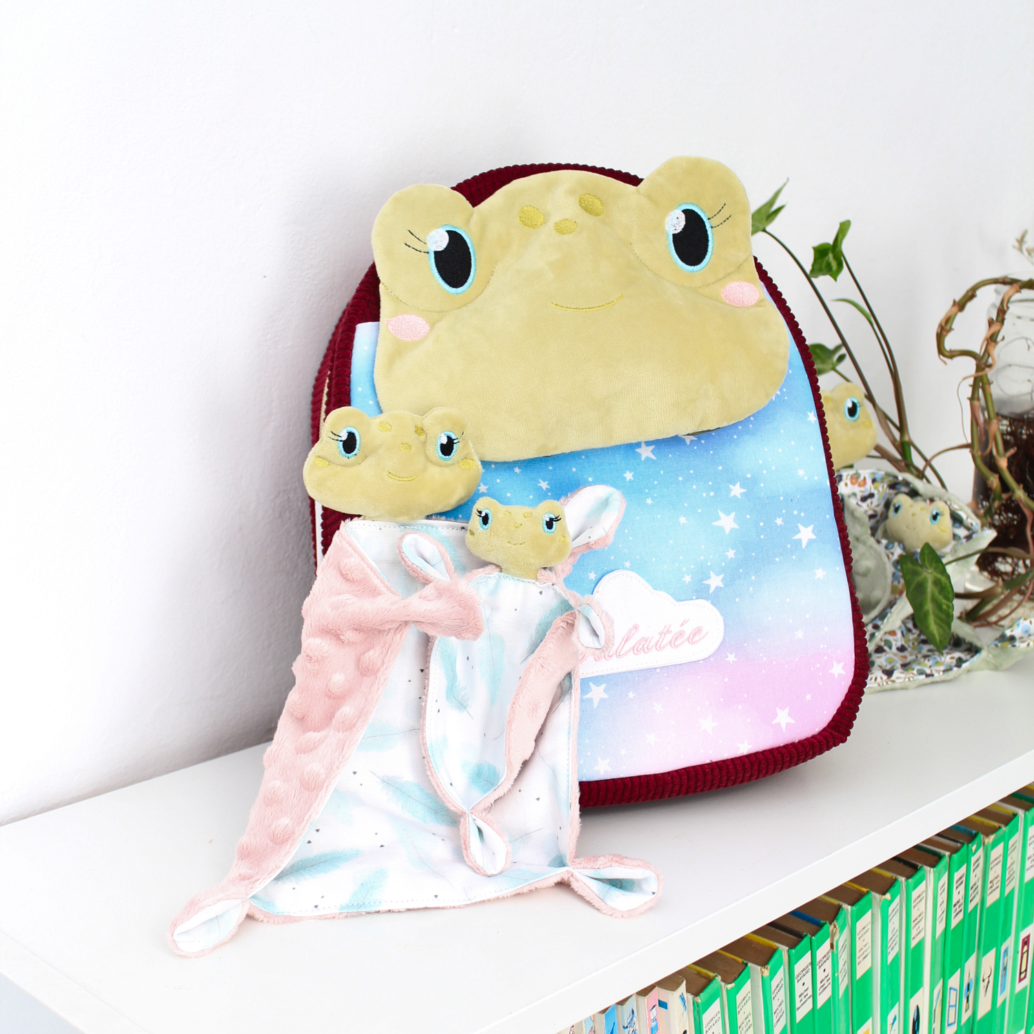 Sac à dos et doudous grenouilles